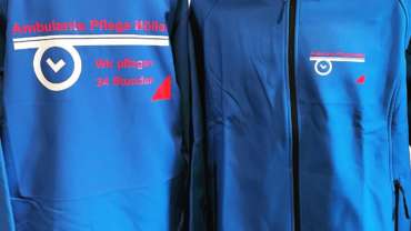 ARBEITSKLEIDUNG – WORKWEAR Für die Ambulante Pflege Möller durften wir verschiedene Arbeitskleidung wie Softshelljacken, Pullis, Poloshirts und T-Shirts veredeln. www.sozialstation-moeller.deVielen Dank an Möller Dieter für den Auftrag.#arbeitskleidung#workwear#teamwear#pflege#ambumantepflege#pflegedienst #stick#textilveredelung#werbetechnik#amberg#ambergsulzbach#weiden#regensburg#kümmersbruck#ambergliefert#meinamberg#regional#regionaleinkaufen#oberpfalz
